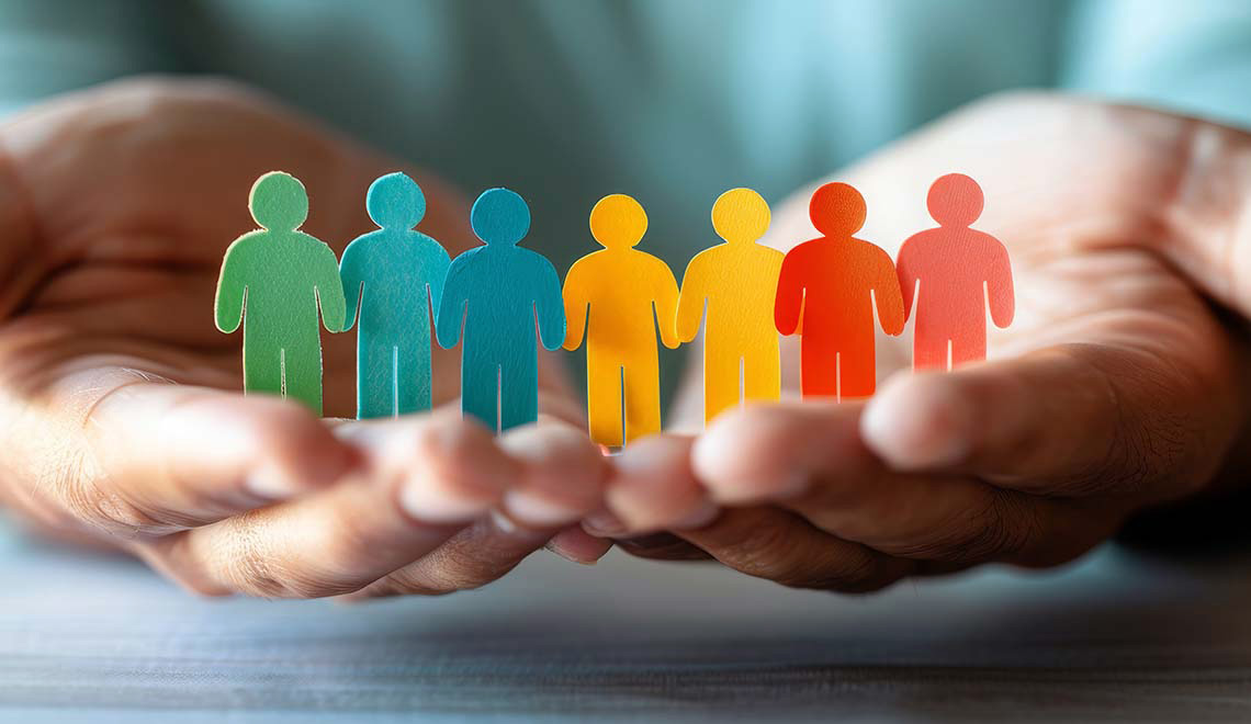 Zwei Hände präsentieren eine Papierkette mit sieben bunten Figuren, die wie in einer Kette miteinander verbunden sind. Der Verein und das Thema Familienmediation auf der Website der Regionalgruppe Frankfurt Main bei BAFM (Bundes-Arbeitsgemeinschaft für Familien-Mediation e.V.) sind bunt und vielfältig.